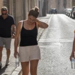 Caldo e afa, oggi 19 città in bollino rosso: atteso un primo calo solo nei prossimi giorni Caldo e afa, oggi 19 città in bollino rosso: atteso un primo calo solo nei prossimi giorni