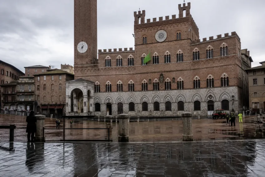 Palio di Siena dell’Assunta rinviato di nuovo per il maltempo: si corre martedì 18 agosto