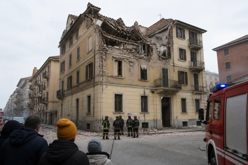 Esplosione in una palazzina a Perugia, due feriti gravi e tetto parzialmente crollato