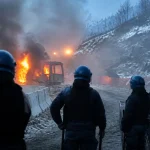 Scontri in Val di Susa al corteo No Tav, feriti e mezzi incendiati: Mattarella chiama Piantedosi