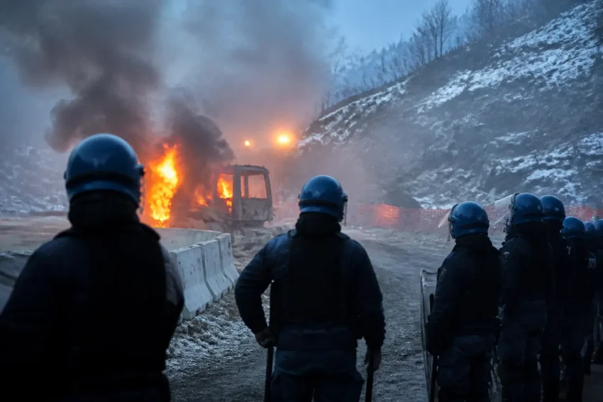Scontri in Val di Susa al corteo No Tav, feriti e mezzi incendiati: Mattarella chiama Piantedosi