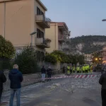 Campi Flegrei, sciame sismico ancora in corso dopo la scossa di magnitudo 4.7: sfollati, danni e viabilità in emergenza Campi Flegrei, sciame sismico ancora in corso dopo la scossa di magnitudo 4.7: sfollati, danni e viabilità in emergenza