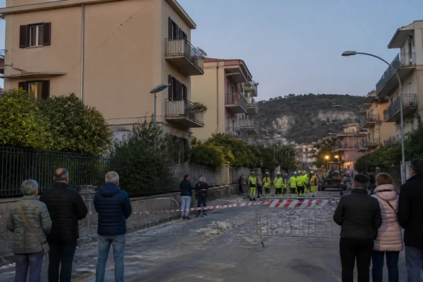 Campi Flegrei, sciame sismico ancora in corso dopo la scossa di magnitudo 4.7: sfollati, danni e viabilità in emergenza
