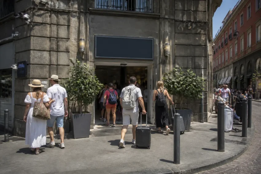 Napoli guida le presenze alberghiere di agosto: occupazione attesa all’87%