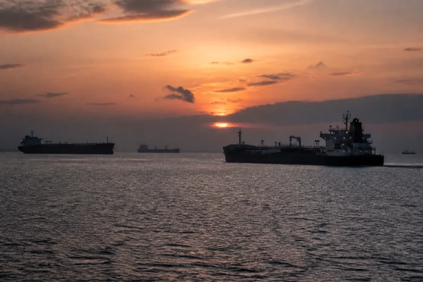 Stretto di Hormuz, nuovi spiragli tra Usa e Iran: petrolio in calo e mercati in rialzo