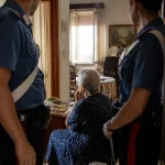 Roma, 88enne sventa la truffa del finto carabiniere e fa arrestare una 20enne Roma, 88enne sventa la truffa del finto carabiniere e fa arrestare una 20enne