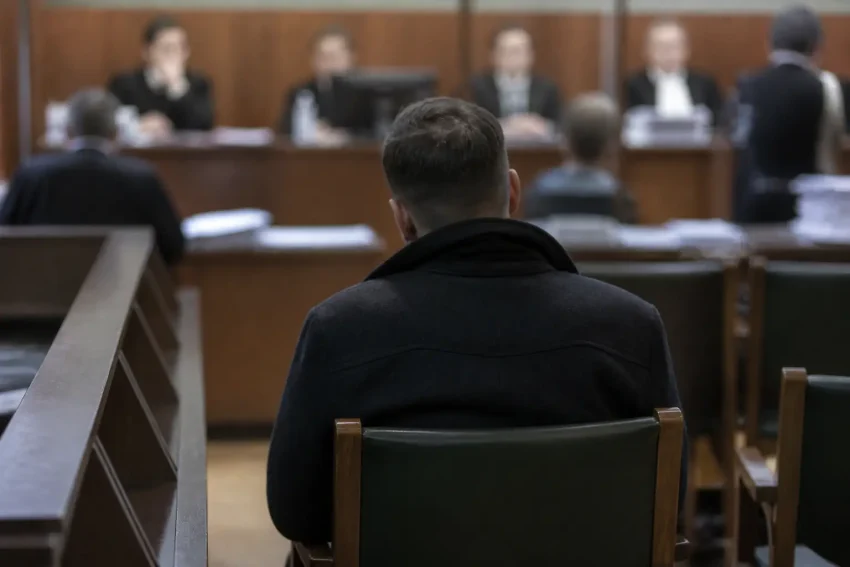 Lavitola resta in carcere: il gip respinge i domiciliari e conferma i rischi di recidiva, fuga e inquinamento