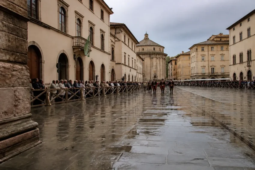 Palio di Siena rinviato a domani per il maltempo