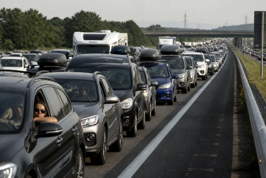 Ferragosto, traffico in aumento: bollino rosso da oggi a domenica su strade e autostrade