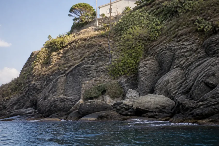 Ischia, scoperto complesso abusivo nascosto tra gli scogli a Capo Grosso-Scarrupata