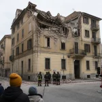 Esplosione in una palazzina a Perugia, due feriti gravi e tetto parzialmente crollato Esplosione in una palazzina a Perugia, due feriti gravi e tetto parzialmente crollato