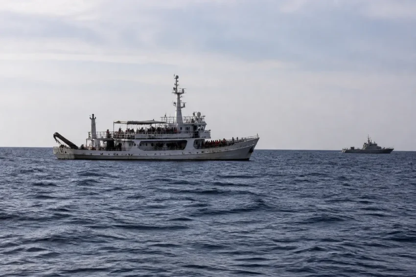 Sea Watch 5 fermata per 45 giorni e multata di 7.500 euro: scontro tra Piantedosi e Sea-Watch