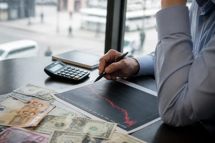 Dollaro canadese in calo e rial iraniano ai minimi: i mercati valutari sotto pressione